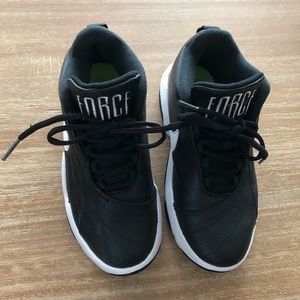 EUC Basketball shoes Nike sz 5Y